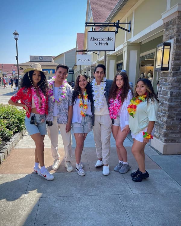 @Woodbury_Abercrombie: Tropical Day for the Staﬀ